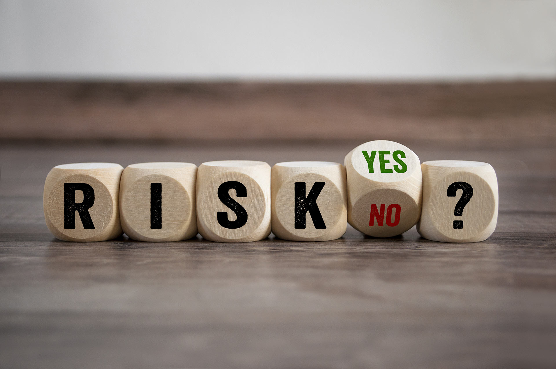 Dés formant le mot "Risks ?" avec un dé montrant la réponse "yes" et "no"